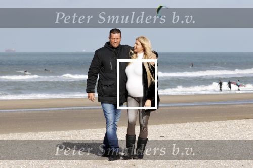 Scheveningen 22 oktober 2020
Samantha de Jong ( Barbie) hoogzwanger op het strand met partner Gerrit