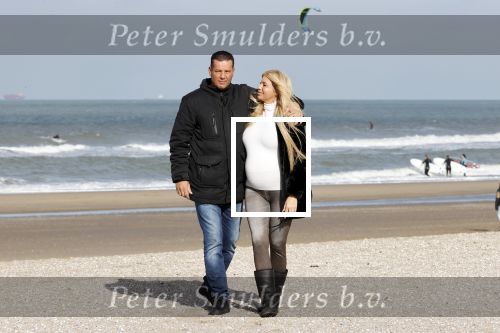 Scheveningen 22 oktober 2020
Samantha de Jong ( Barbie) hoogzwanger op het strand met partner Gerrit