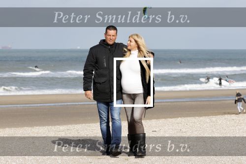 Scheveningen 22 oktober 2020
Samantha de Jong ( Barbie) hoogzwanger op het strand met partner Gerrit