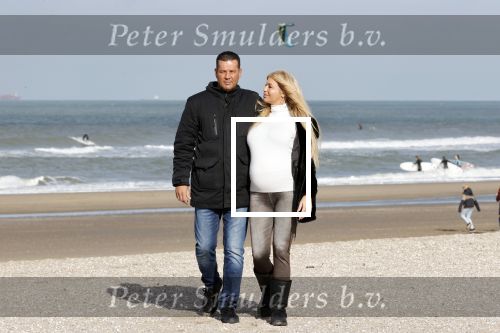 Scheveningen 22 oktober 2020
Samantha de Jong ( Barbie) hoogzwanger op het strand met partner Gerrit