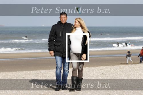 Scheveningen 22 oktober 2020
Samantha de Jong ( Barbie) hoogzwanger op het strand met partner Gerrit