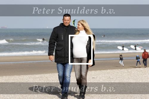 Scheveningen 22 oktober 2020
Samantha de Jong ( Barbie) hoogzwanger op het strand met partner Gerrit
