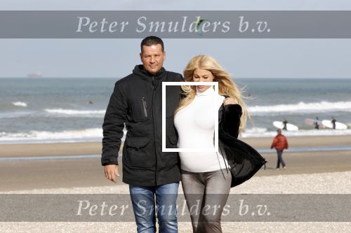 Scheveningen 22 oktober 2020
Samantha de Jong ( Barbie) hoogzwanger op het strand met partner Gerrit