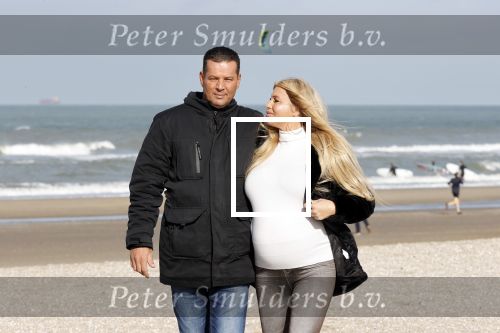 Scheveningen 22 oktober 2020
Samantha de Jong ( Barbie) hoogzwanger op het strand met partner Gerrit