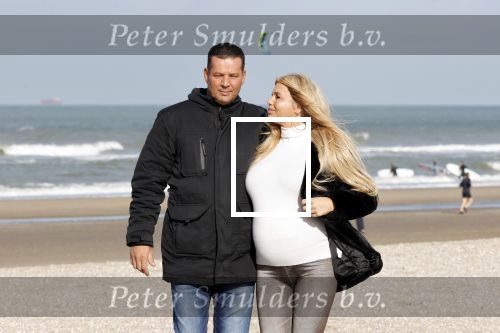 Scheveningen 22 oktober 2020
Samantha de Jong ( Barbie) hoogzwanger op het strand met partner Gerrit