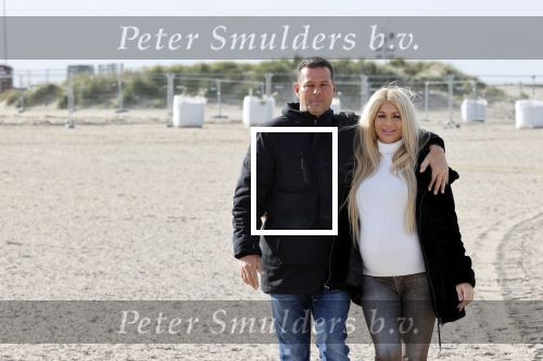 Scheveningen 22 oktober 2020
Samantha de Jong ( Barbie) hoogzwanger op het strand met partner Gerrit