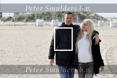 Scheveningen 22 oktober 2020
Samantha de Jong ( Barbie) hoogzwanger op het strand met partner Gerrit