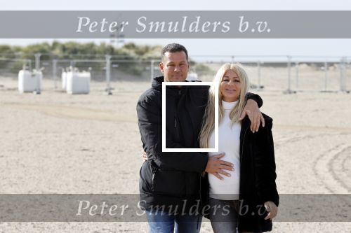Scheveningen 22 oktober 2020
Samantha de Jong ( Barbie) hoogzwanger op het strand met partner Gerrit
