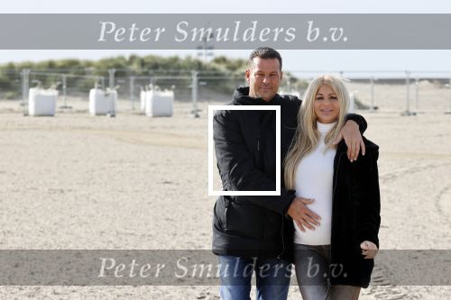 Scheveningen 22 oktober 2020
Samantha de Jong ( Barbie) hoogzwanger op het strand met partner Gerrit