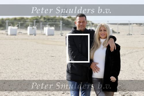Scheveningen 22 oktober 2020
Samantha de Jong ( Barbie) hoogzwanger op het strand met partner Gerrit