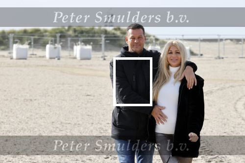 Scheveningen 22 oktober 2020
Samantha de Jong ( Barbie) hoogzwanger op het strand met partner Gerrit