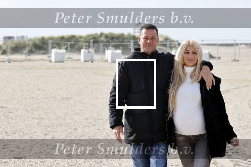 Scheveningen 22 oktober 2020
Samantha de Jong ( Barbie) hoogzwanger op het strand met partner Gerrit