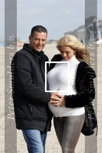 Scheveningen 22 oktober 2020
Samantha de Jong ( Barbie) hoogzwanger op het strand met partner Gerrit
