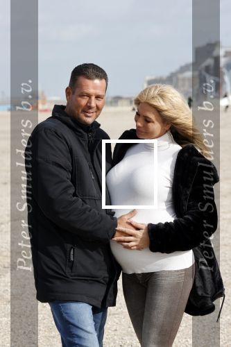 Scheveningen 22 oktober 2020
Samantha de Jong ( Barbie) hoogzwanger op het strand met partner Gerrit