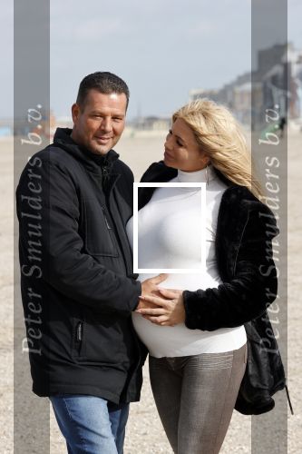 Scheveningen 22 oktober 2020
Samantha de Jong ( Barbie) hoogzwanger op het strand met partner Gerrit