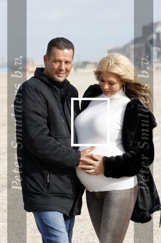 Scheveningen 22 oktober 2020
Samantha de Jong ( Barbie) hoogzwanger op het strand met partner Gerrit