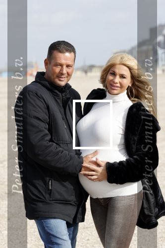 Scheveningen 22 oktober 2020
Samantha de Jong ( Barbie) hoogzwanger op het strand met partner Gerrit