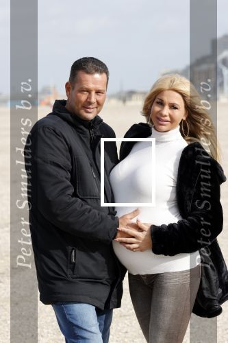 Scheveningen 22 oktober 2020
Samantha de Jong ( Barbie) hoogzwanger op het strand met partner Gerrit
