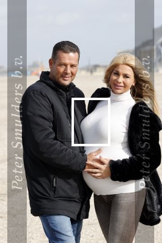 Scheveningen 22 oktober 2020
Samantha de Jong ( Barbie) hoogzwanger op het strand met partner Gerrit