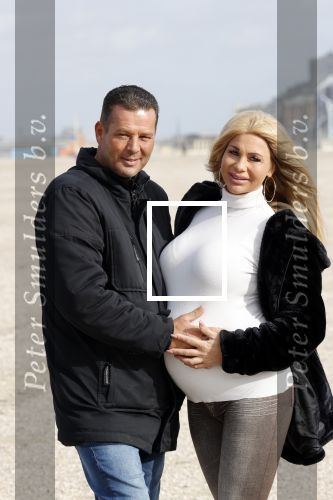 Scheveningen 22 oktober 2020
Samantha de Jong ( Barbie) hoogzwanger op het strand met partner Gerrit