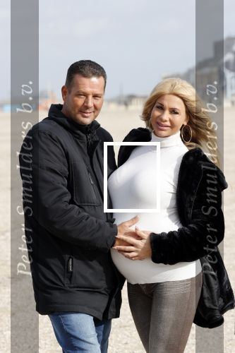Scheveningen 22 oktober 2020
Samantha de Jong ( Barbie) hoogzwanger op het strand met partner Gerrit