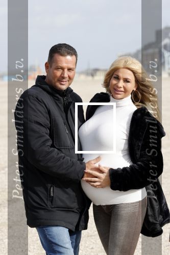 Scheveningen 22 oktober 2020
Samantha de Jong ( Barbie) hoogzwanger op het strand met partner Gerrit