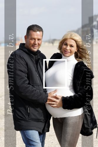 Scheveningen 22 oktober 2020
Samantha de Jong ( Barbie) hoogzwanger op het strand met partner Gerrit