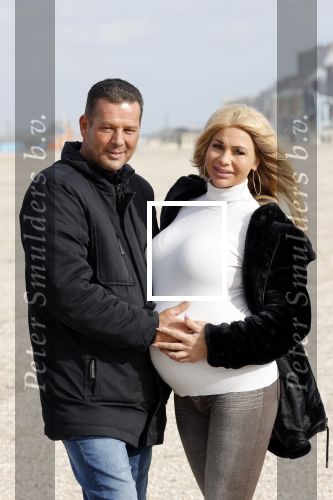 Scheveningen 22 oktober 2020
Samantha de Jong ( Barbie) hoogzwanger op het strand met partner Gerrit