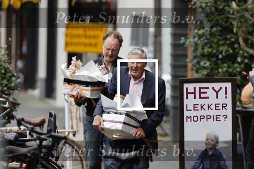 Amsterdam 27 oktober 2020
Sjaak Swart en zijn vrouw kopen bloemen in Amsterdam zuid