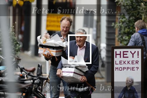 Amsterdam 27 oktober 2020
Sjaak Swart en zijn vrouw kopen bloemen in Amsterdam zuid
