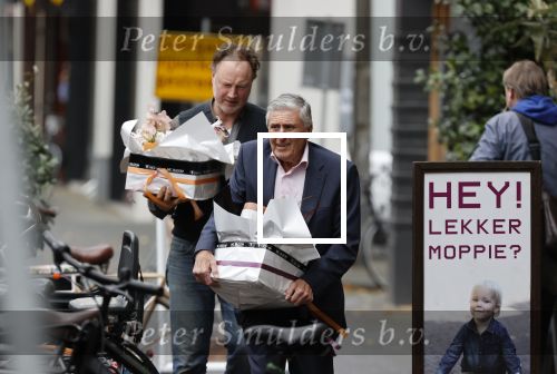 Amsterdam 27 oktober 2020
Sjaak Swart en zijn vrouw kopen bloemen in Amsterdam zuid