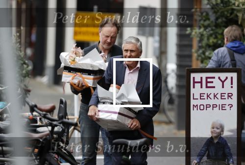 Amsterdam 27 oktober 2020
Sjaak Swart en zijn vrouw kopen bloemen in Amsterdam zuid