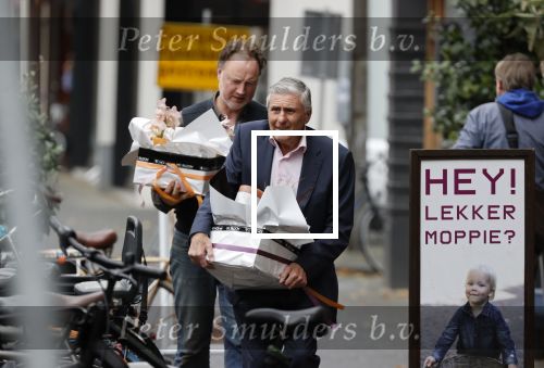 Amsterdam 27 oktober 2020
Sjaak Swart en zijn vrouw kopen bloemen in Amsterdam zuid