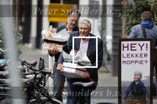 Amsterdam 27 oktober 2020
Sjaak Swart en zijn vrouw kopen bloemen in Amsterdam zuid