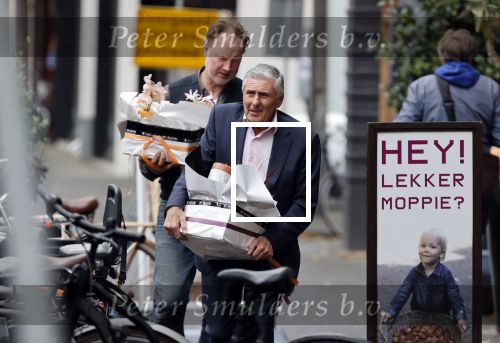 Amsterdam 27 oktober 2020
Sjaak Swart en zijn vrouw kopen bloemen in Amsterdam zuid