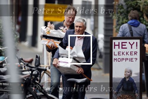 Amsterdam 27 oktober 2020
Sjaak Swart en zijn vrouw kopen bloemen in Amsterdam zuid