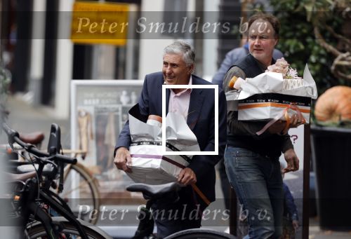 Amsterdam 27 oktober 2020
Sjaak Swart en zijn vrouw kopen bloemen in Amsterdam zuid