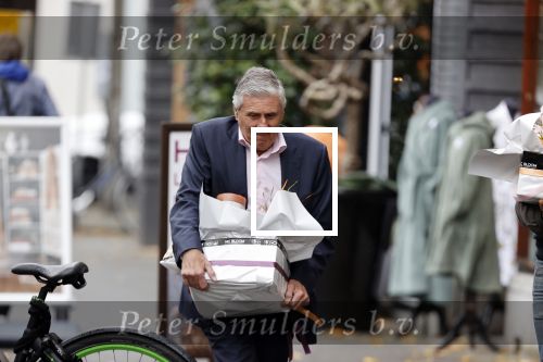 Amsterdam 27 oktober 2020
Sjaak Swart en zijn vrouw kopen bloemen in Amsterdam zuid