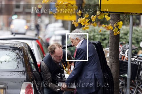 Amsterdam 27 oktober 2020
Sjaak Swart en zijn vrouw kopen bloemen in Amsterdam zuid