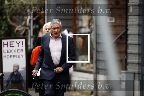 Amsterdam 27 oktober 2020
Sjaak Swart en zijn vrouw kopen bloemen in Amsterdam zuid