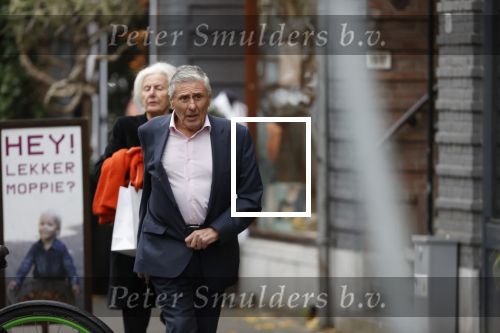 Amsterdam 27 oktober 2020
Sjaak Swart en zijn vrouw kopen bloemen in Amsterdam zuid