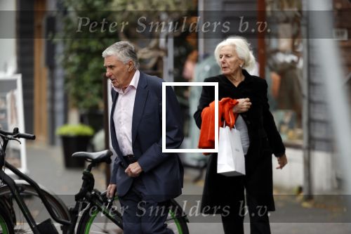 Amsterdam 27 oktober 2020
Sjaak Swart en zijn vrouw kopen bloemen in Amsterdam zuid