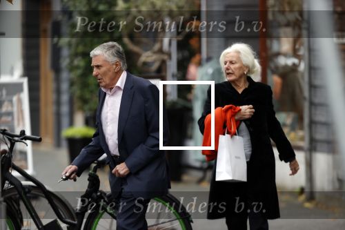 Amsterdam 27 oktober 2020
Sjaak Swart en zijn vrouw kopen bloemen in Amsterdam zuid