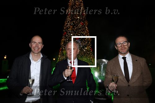 Noordwijk 5 november 2020
Harry Mens steekt de lichten van de kerstboom bij Hotel Huis ter Duin aan dit jaar. harry met Noorlander en Stephan Stokkermans