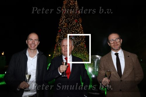 Noordwijk 5 november 2020
Harry Mens steekt de lichten van de kerstboom bij Hotel Huis ter Duin aan dit jaar. harry met Noorlander en Stephan Stokkermans