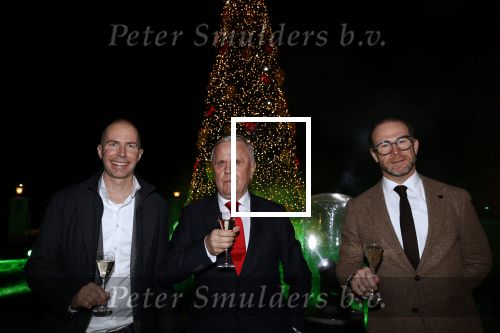 Noordwijk 5 november 2020
Harry Mens steekt de lichten van de kerstboom bij Hotel Huis ter Duin aan dit jaar. harry met Noorlander en Stephan Stokkermans