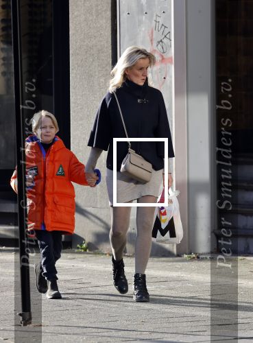 Amsterdam 7 november 2020
Suze Mens met haar zoon op straat in Amsterdam zuid
