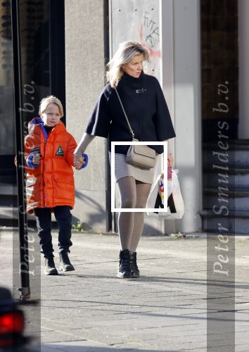 Amsterdam 7 november 2020
Suze Mens met haar zoon op straat in Amsterdam zuid