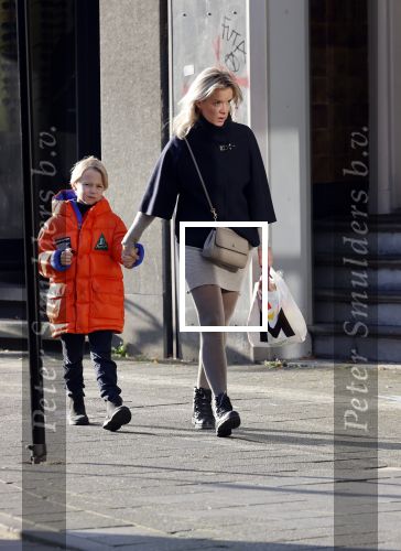 Amsterdam 7 november 2020
Suze Mens met haar zoon op straat in Amsterdam zuid
