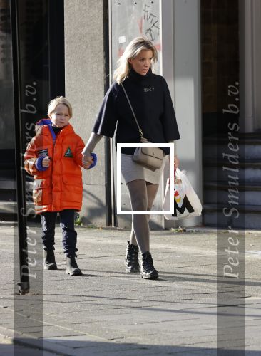 Amsterdam 7 november 2020
Suze Mens met haar zoon op straat in Amsterdam zuid